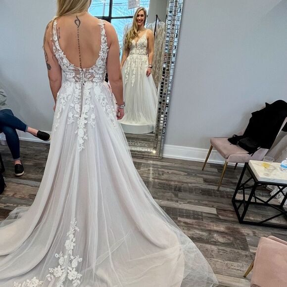 Elegant White Lace Evening Gown - Picture 4 of 13